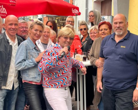 Gotti mit den Inhabern Uwe und Karina Wüschem. Foto: Kalenberg