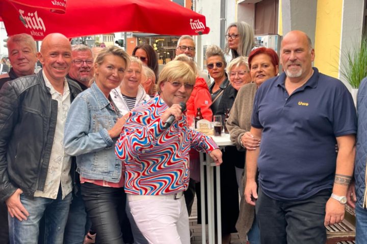 Gotti mit den Inhabern Uwe und Karina Wüschem. Foto: Kalenberg